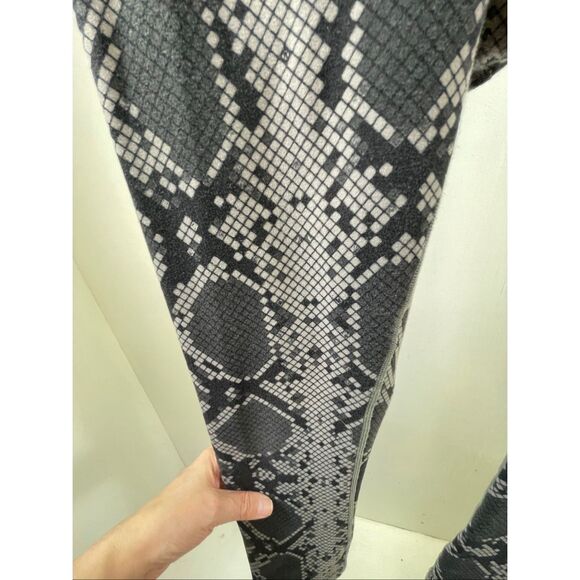 Lululemon Wunder Under Crop High Rise Ziggy Snake Slate Leggings Size 4 - Picture 4 of 9